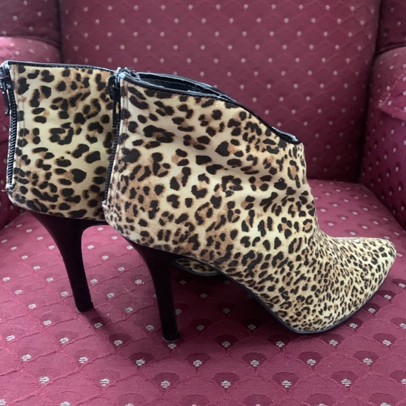 Carlos by Carlos Santana Women's Pizazz - Leopard Heeled Bootie - 6.5 M - Picture 5 of 8